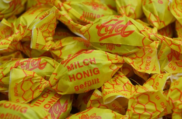 Gefüllte Milch Honig Bonbons. Eduard Edel Bonbonfabrik seit 1864.